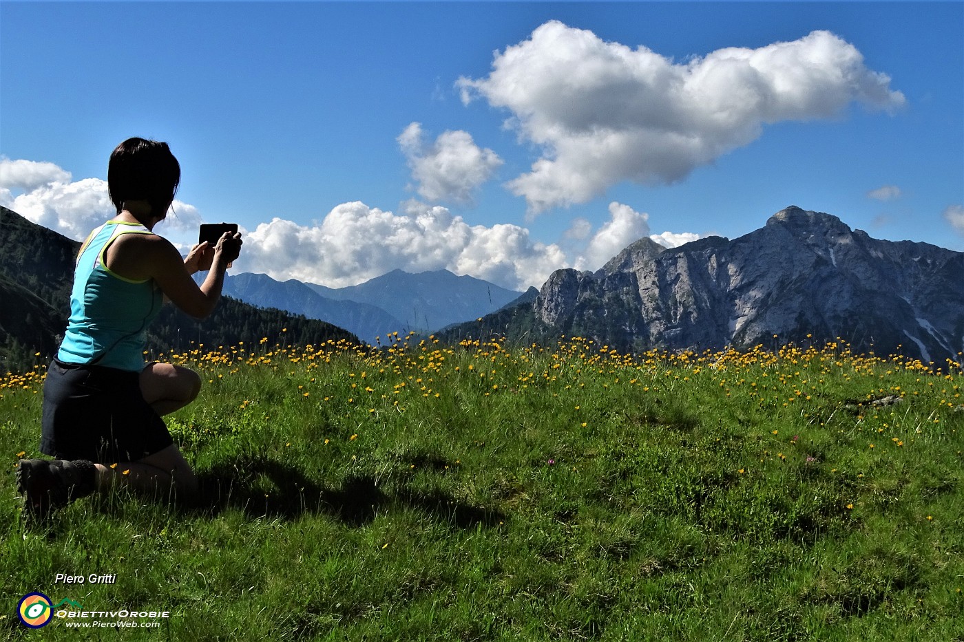 26 In ginocchio per scatto fotografico.JPG